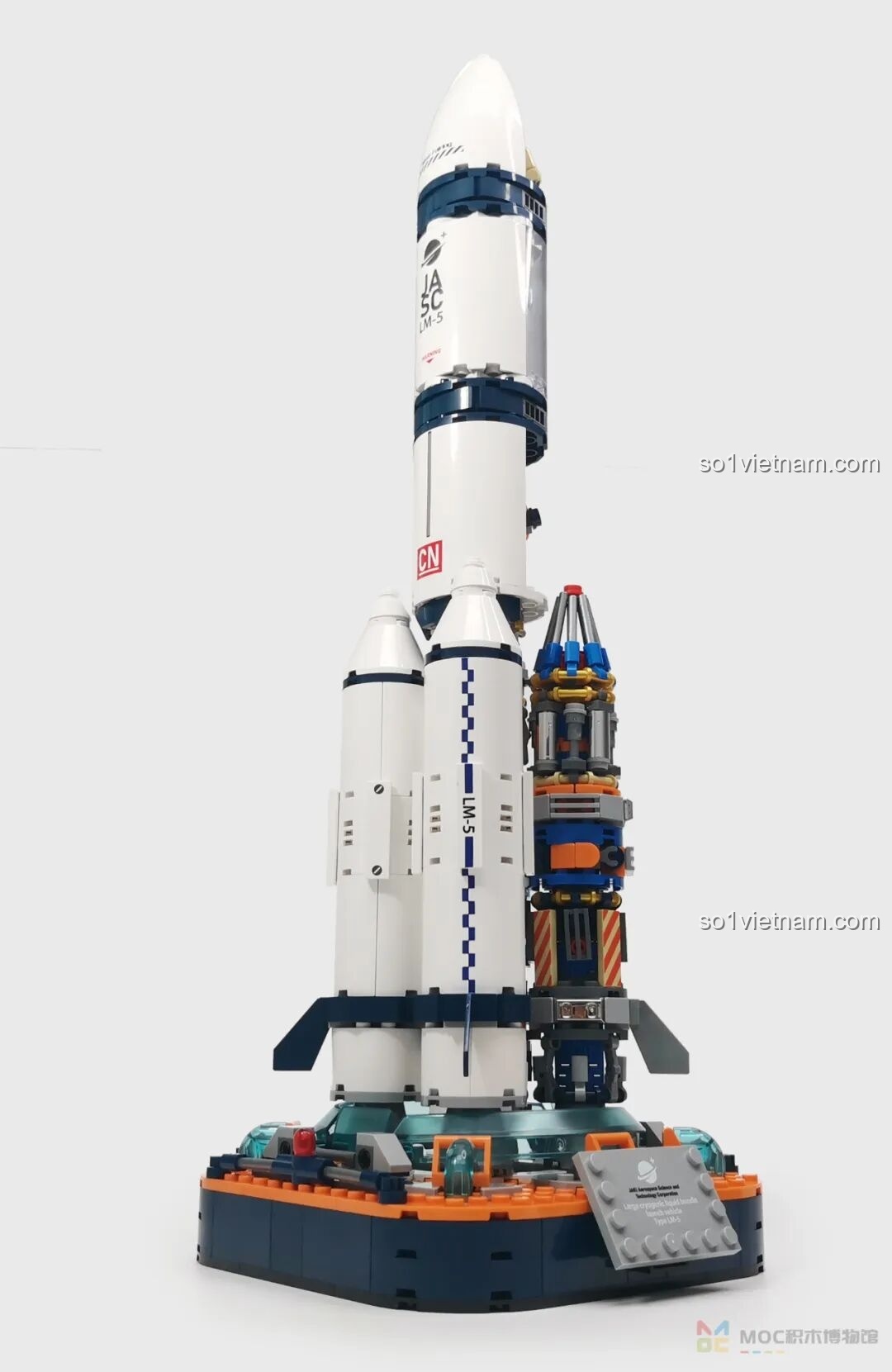 Góc nhìn bên cạnh mô hình Tên lửa Bình Minh số 5 JK8501 hoàn chỉnh, thể hiện rõ các tầng và bộ phận trợ lực.