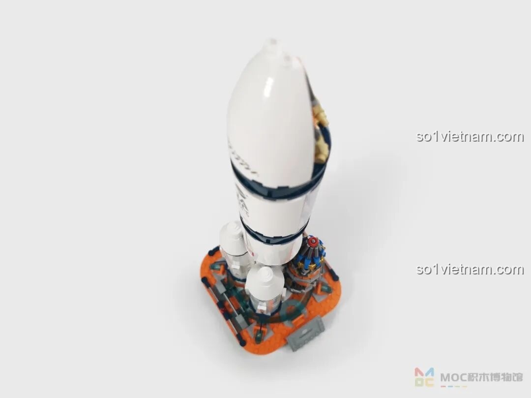 Góc nhìn từ trên xuống mô hình Tên lửa Bình Minh số 5 JK8501, thể hiện sự cân đối và chi tiết phần đỉnh.