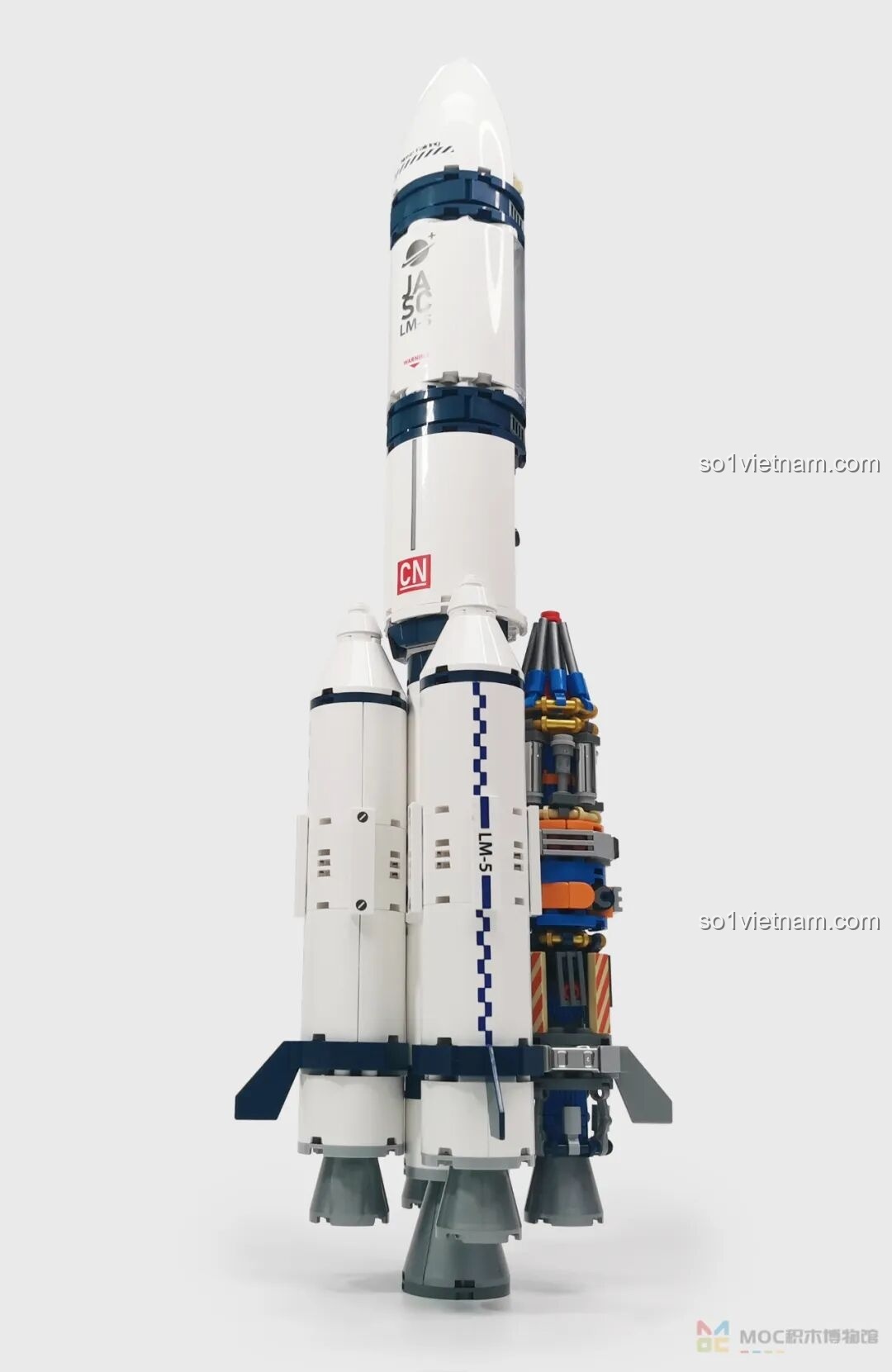 Mô hình Tên lửa Bình Minh số 5 JK8501 hoàn chỉnh với các bộ phận trợ lực được gắn vào, sẵn sàng cất cánh.