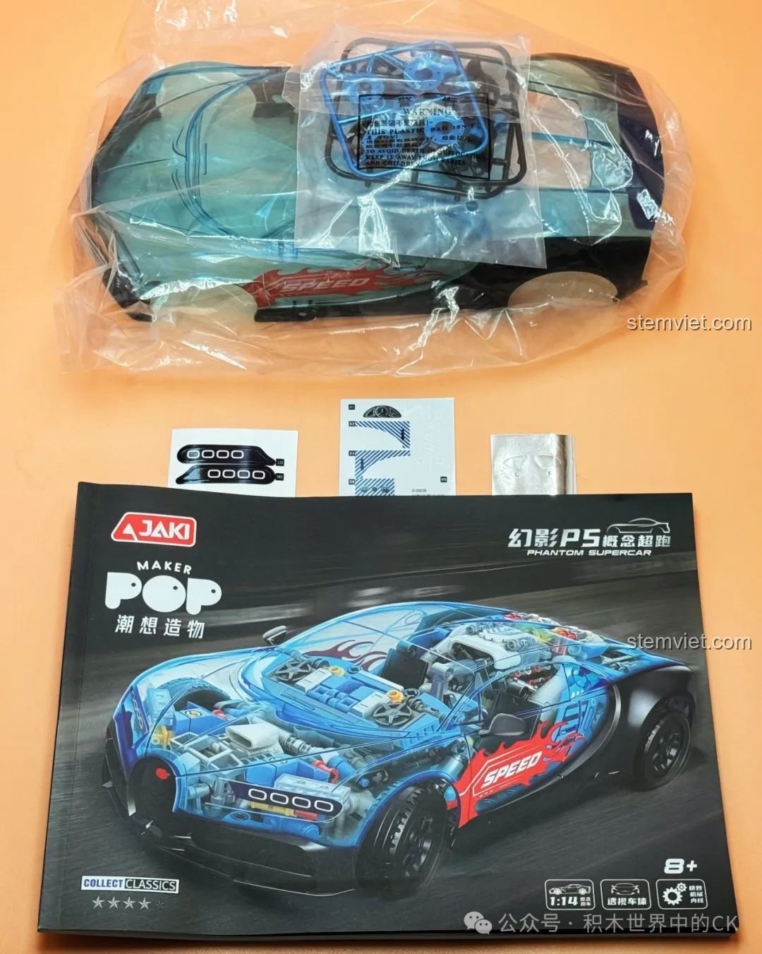 Toàn bộ nội dung bên trong hộp bộ xếp hình Xe đua concept cho bé trên 8 tuổi, bao gồm sách hướng dẫn, decal và vỏ xe trong suốt.