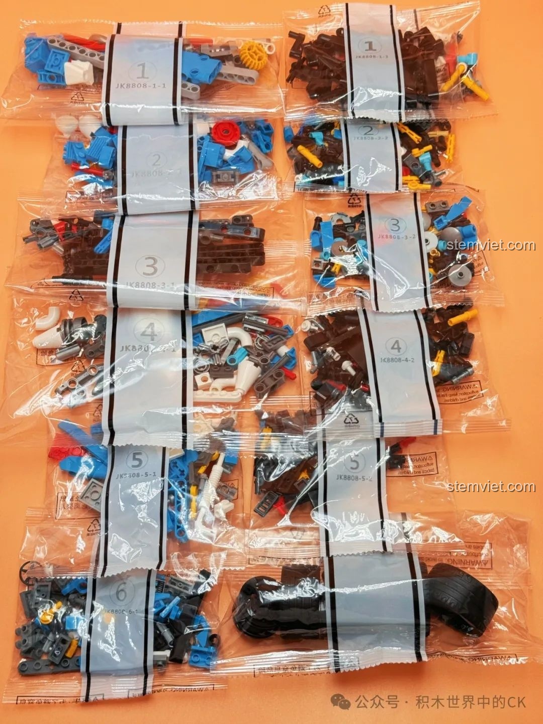 Các túi mảnh ghép được đánh số cẩn thận của bộ đồ chơi Siêu xe trong suốt 808, giúp quá trình lắp ráp dễ dàng hơn.