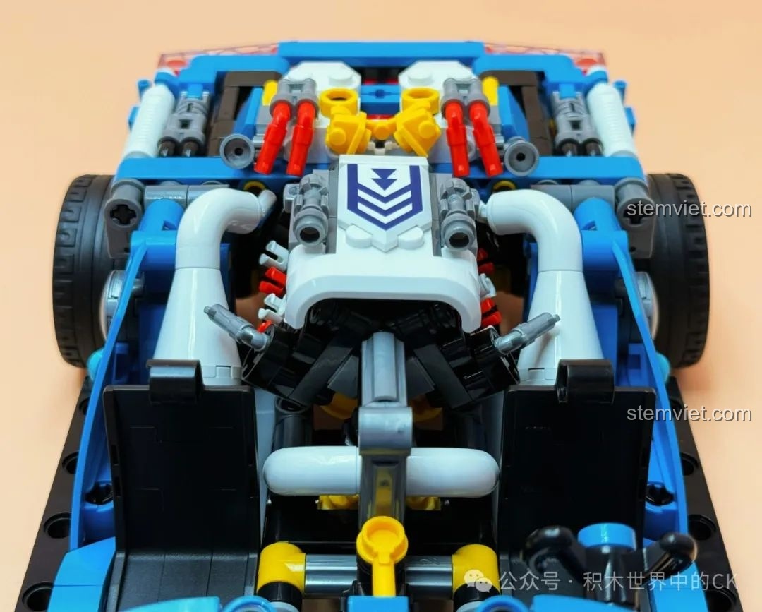 Cận cảnh chi tiết động cơ phía sau của mô hình JAKI JK8808 Siêu xe trong suốt, với các ống xả và bộ phận khác.