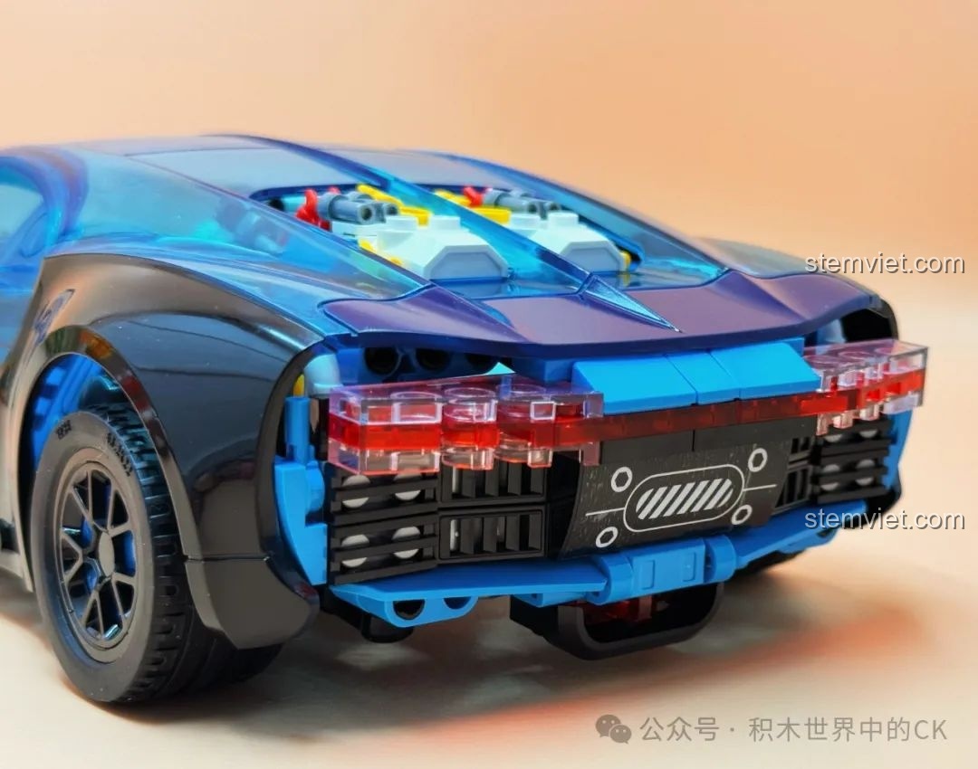 Cận cảnh khối động cơ bên trong mô hình JAKI JK8808 Siêu xe trong suốt, với các chi tiết màu sắc nổi bật.
