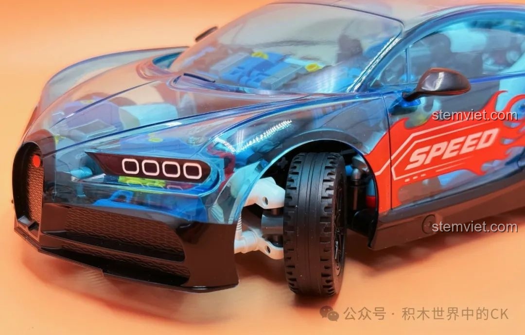 Chi tiết phần đuôi xe của mô hình JAKI JK8808 Siêu xe trong suốt, với các mảnh ghép trong suốt và đèn hậu.