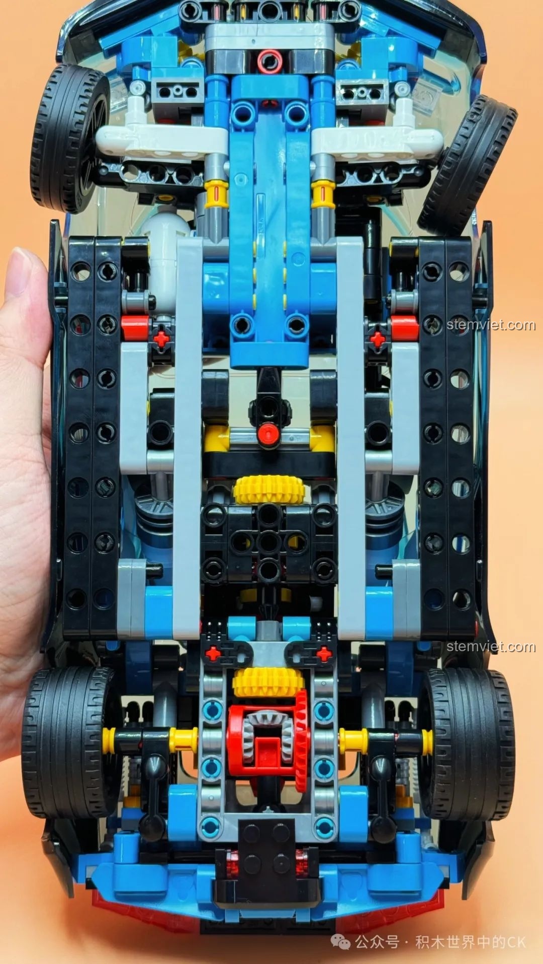 Chi tiết nội bộ phần đầu xe của mô hình JAKI JK8808 Siêu xe trong suốt, với các bộ phận cơ khí.