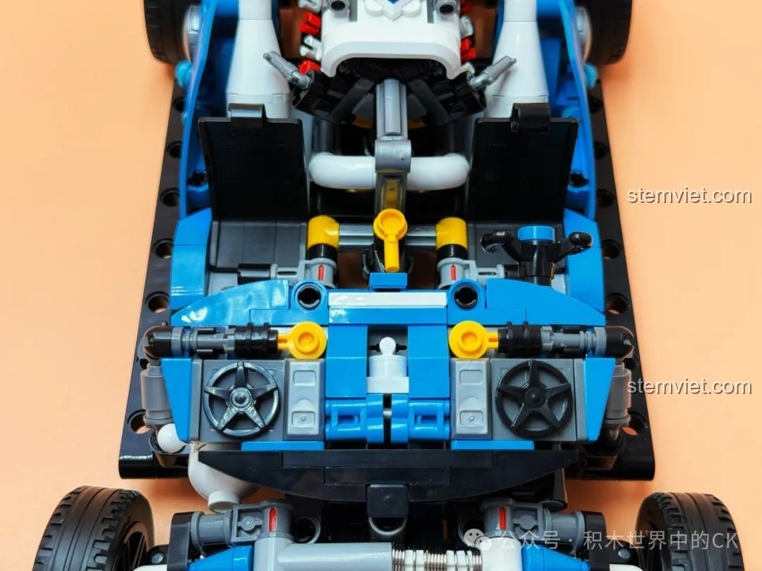 Khoang động cơ của mô hình JAKI JK8808 Siêu xe trong suốt, với các chi tiết ống dẫn và bộ phận máy.