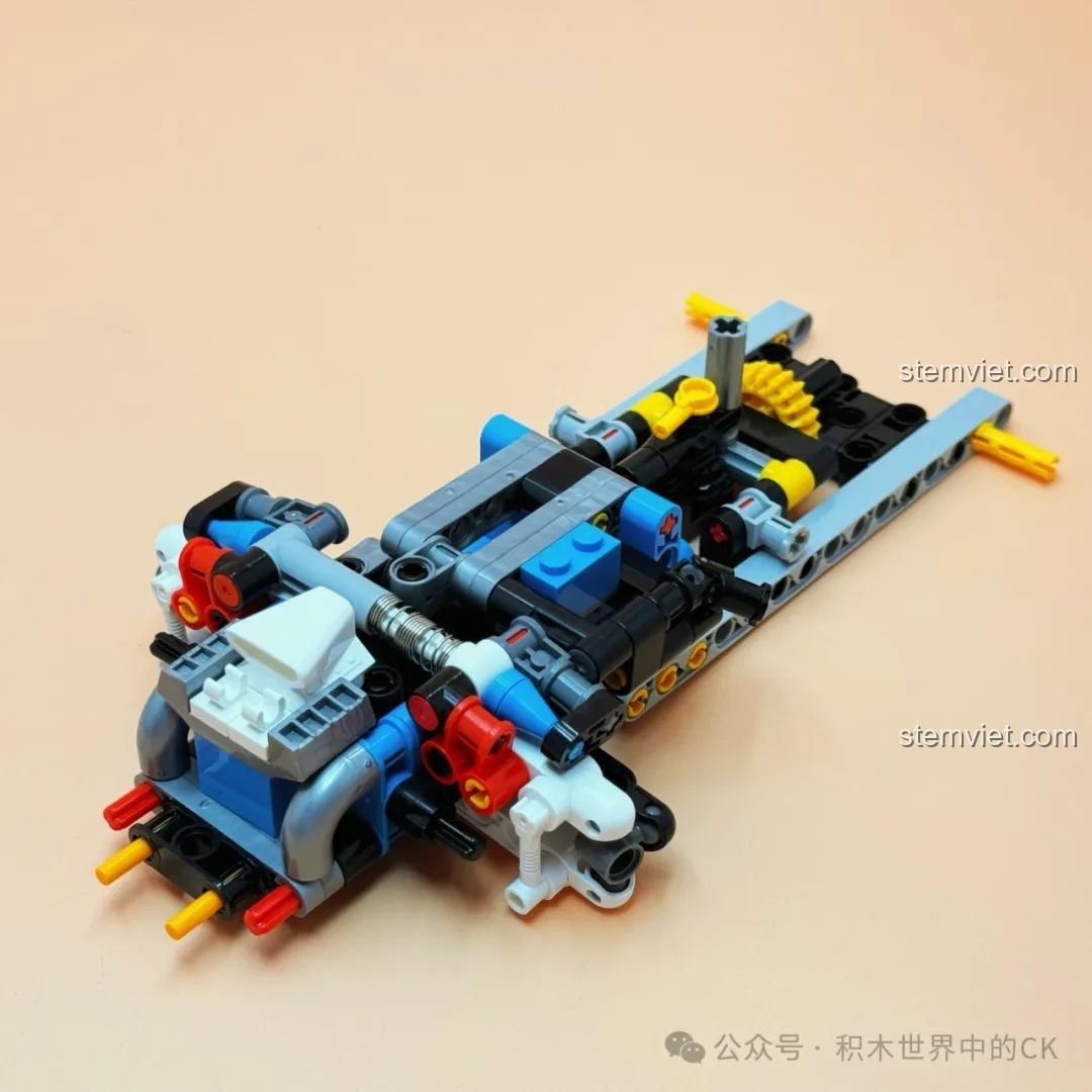 Khung xe ban đầu của bộ xếp hình Siêu xe Bugatti JAKI đang dần hình thành, thể hiện cấu trúc chắc chắn.