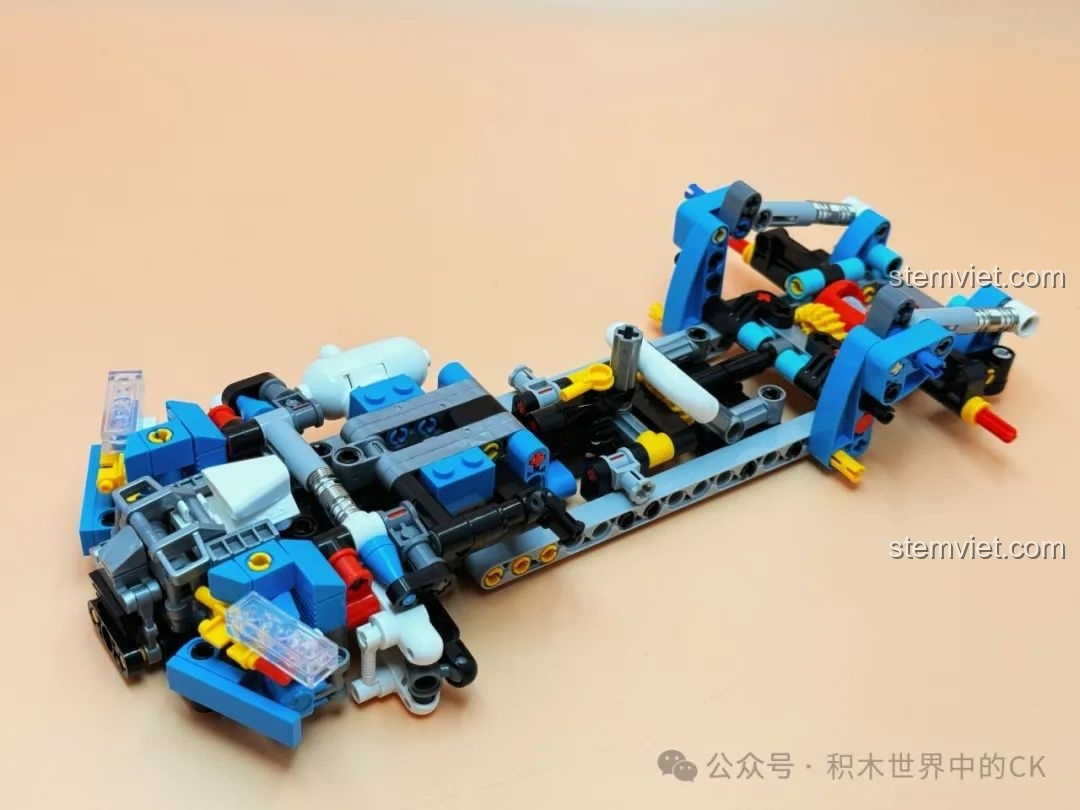 Quá trình lắp ráp khung xe bộ lắp ráp Siêu xe Phantom cho trẻ em 8+, các chi tiết cơ khí dần được thêm vào.