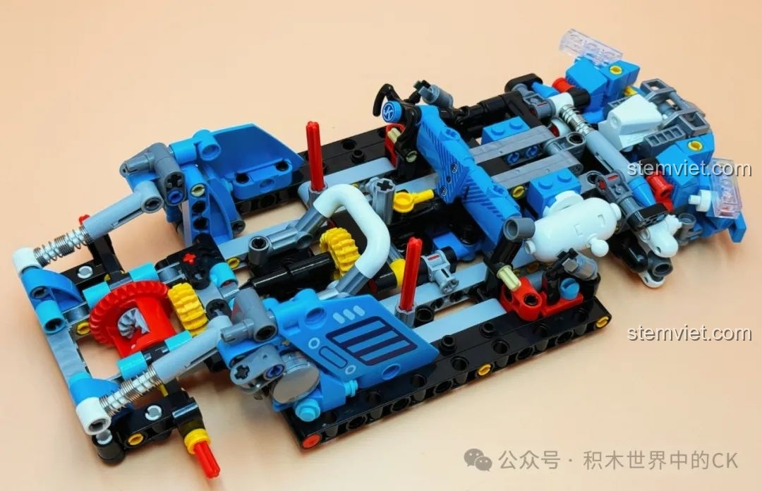 Khung xe bộ khối lắp ghép Mô hình siêu xe cho bé trai 8+ gần hoàn chỉnh, sẵn sàng cho việc lắp động cơ và nội thất.