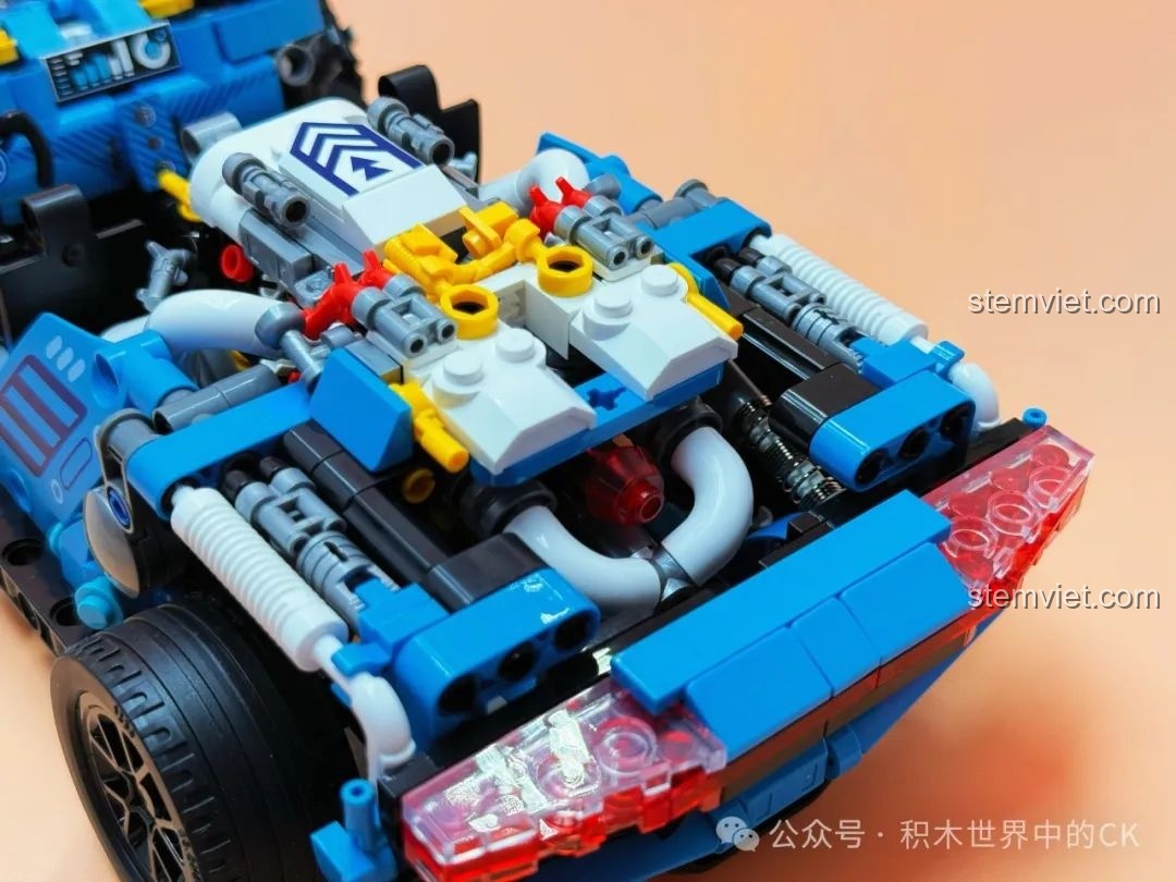 Góc nhìn từ bên hông vào nội thất của mô hình JAKI JK8808 Siêu xe trong suốt, thể hiện ghế ngồi và bảng điều khiển.