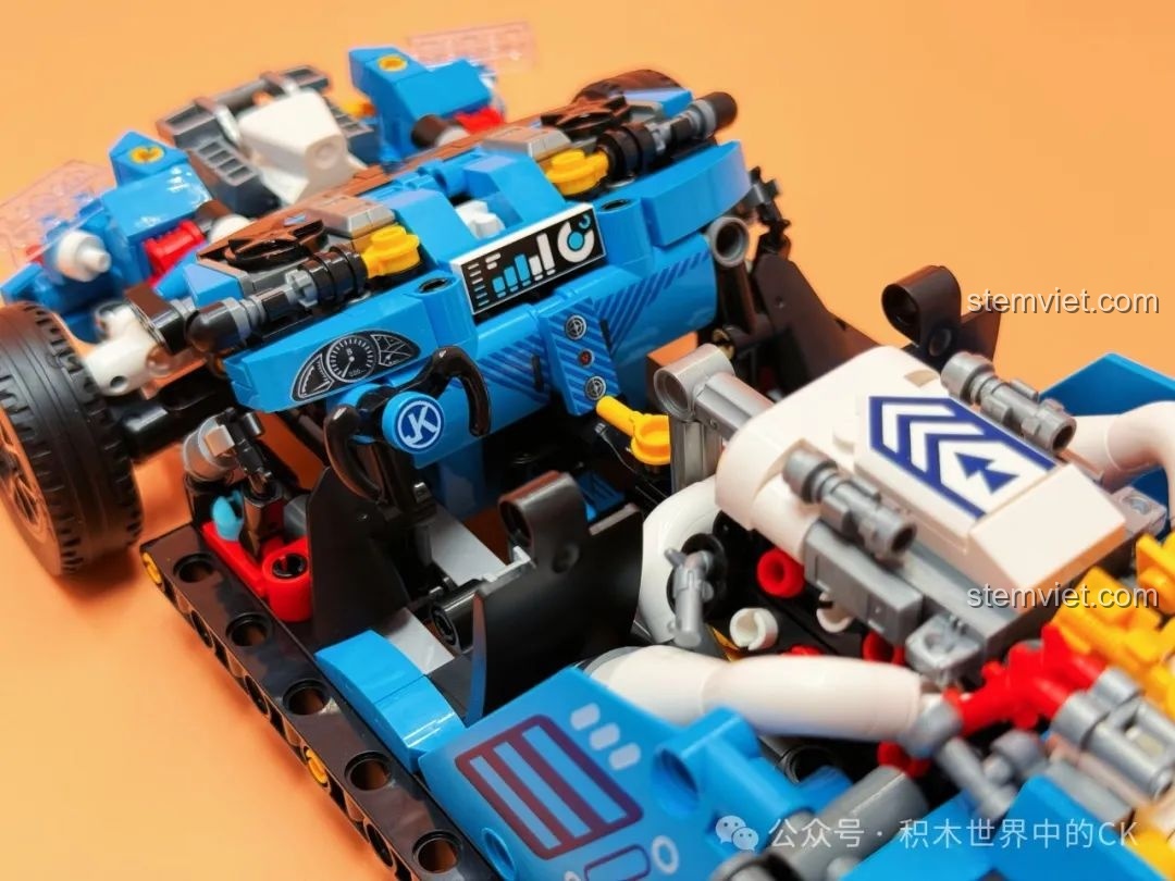 Góc nhìn từ phía sau và bên hông vào nội thất của mô hình JAKI JK8808 Siêu xe trong suốt, với các chi tiết ghế và khoang lái.