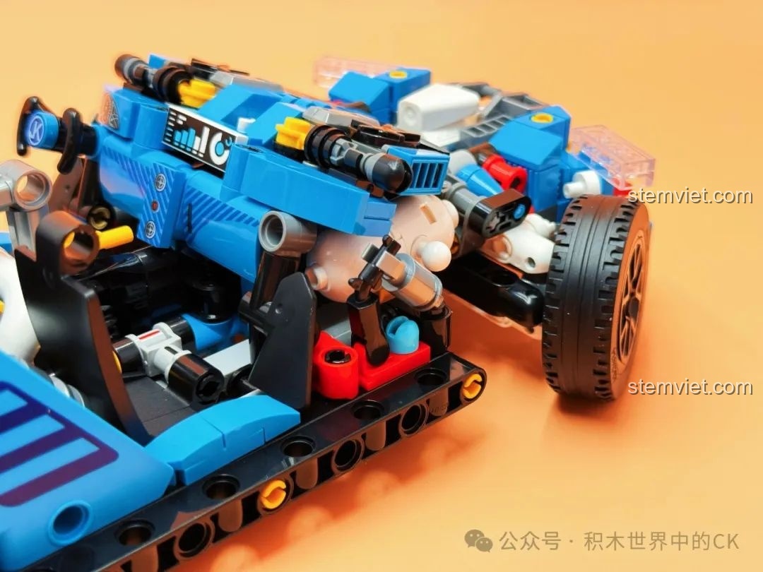 Góc nhìn từ phía trước và bên hông vào nội thất của mô hình JAKI JK8808 Siêu xe trong suốt, với vô lăng và các nút điều khiển.