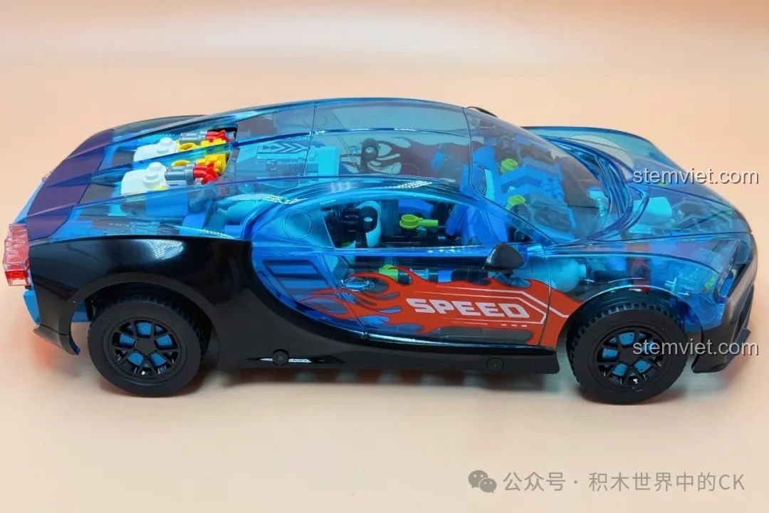 Mô hình đồ chơi mô hình Xe đua concept cho con trai trên 8 tuổi đã hoàn thiện, nhìn từ bên hông, nổi bật với vỏ trong suốt.