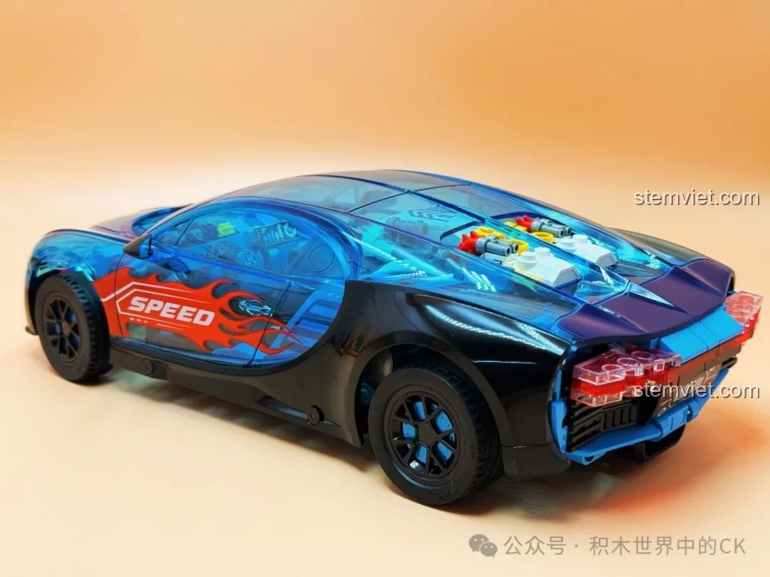 Mô hình đồ chơi lắp ráp Siêu xe Phantom 808 đã hoàn thành, nhìn từ phía sau và hơi nghiêng, rất chi tiết.