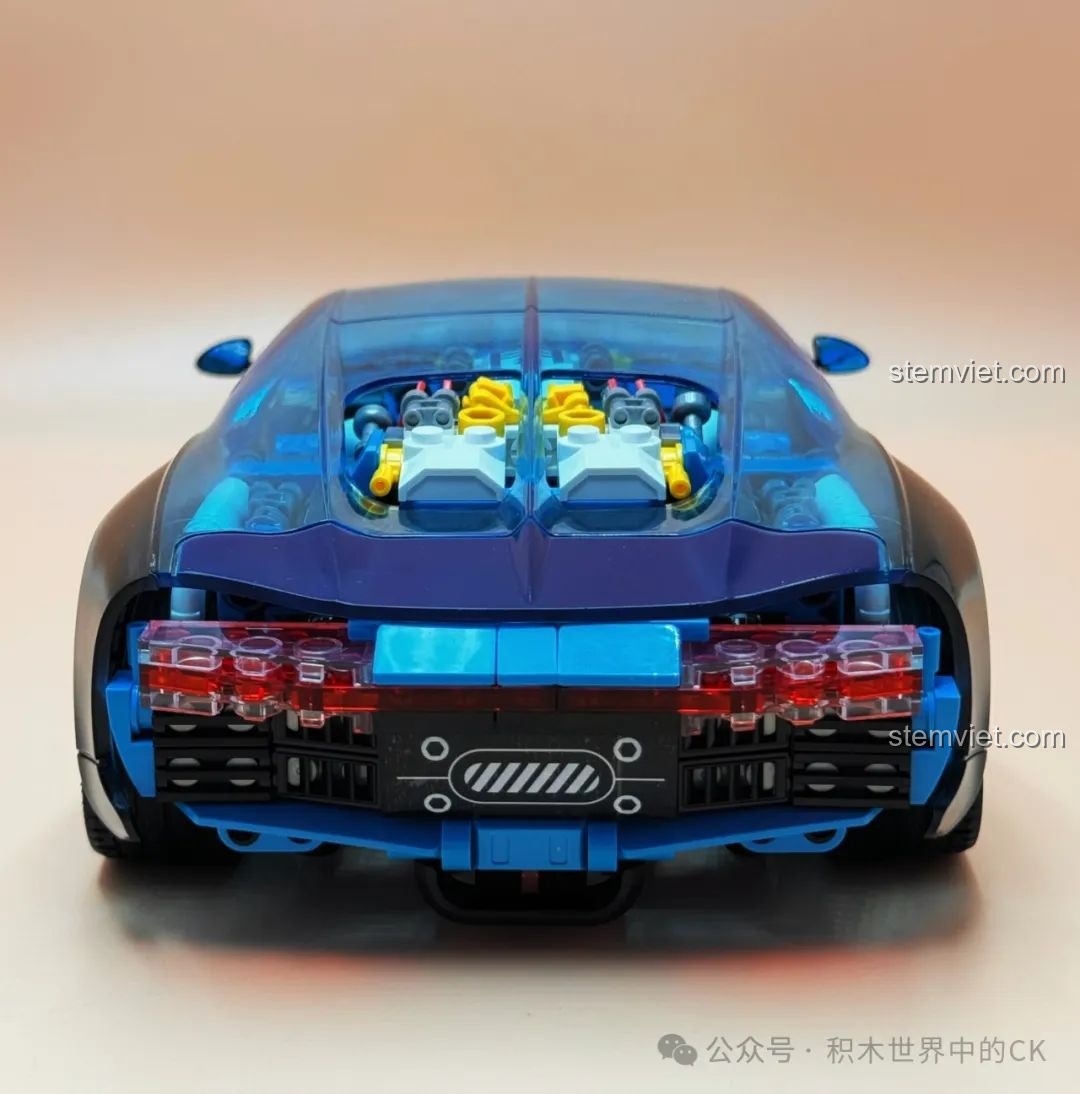 Cận cảnh phía sau của mô hình đồ chơi lắp ghép Xe đua concept 808, với hệ thống ống xả và đèn hậu chi tiết.