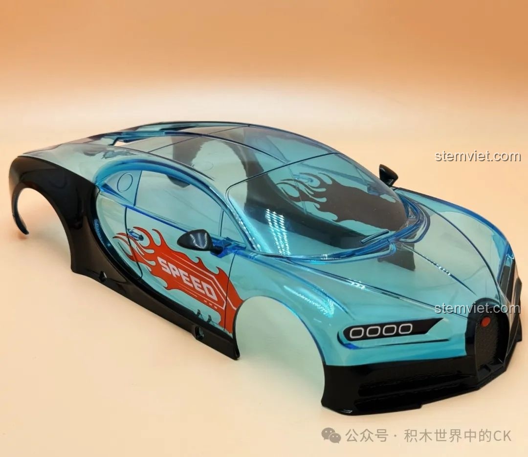 Cận cảnh phần vỏ trong suốt độc đáo của JAKI JK8808 Siêu xe trong suốt, với thiết kế khí động học và họa tiết lửa.