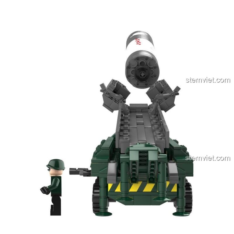 Mô hình đồ chơi xây dựng Tên Lửa Không Gian JAKI JK9105, thể hiện kích thước thực tế với minifigure, giúp bé trai 8 tuổi dễ hình dung.