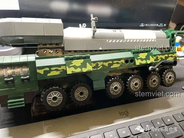 Toàn cảnh bên hông xe vận chuyển tên lửa JAKI JK9105 Tàu Vận Chuyển Tên Lửa Hướng Dương, hiển thị 6 cặp bánh xe và họa tiết rằn ri.