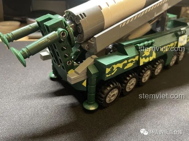 Chân chống của bệ phóng tên lửa JAKI JK9105 Tàu Vận Chuyển Tên Lửa Hướng Dương được mở ra, giúp xe ổn định khi tên lửa dựng thẳng.