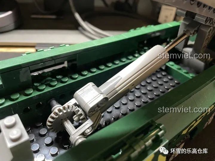 Cơ chế nâng hạ tên lửa bên trong xe vận chuyển JAKI JK9105 Tàu Vận Chuyển Tên Lửa Hướng Dương, sử dụng chi tiết 'linear actuator' mô phỏng thủy lực.