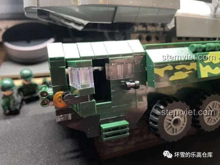 Cận cảnh cửa xe và bậc lên xuống của mô hình JAKI JK9105 Tàu Vận Chuyển Tên Lửa Hướng Dương, thể hiện chi tiết thiết kế.