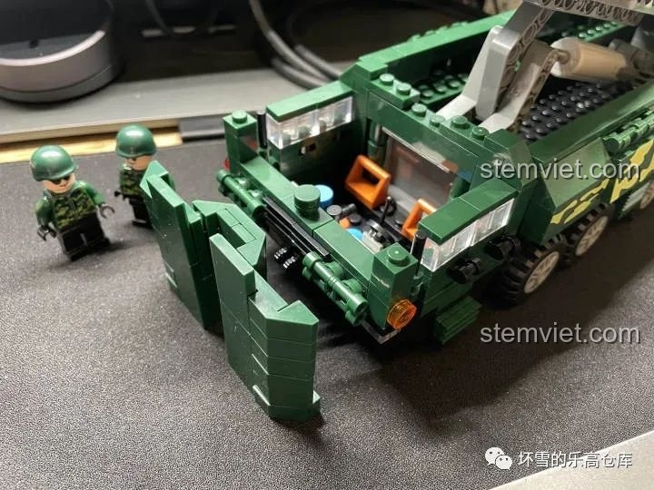 Cận cảnh phần đầu xe vận chuyển tên lửa JAKI JK9105 Tàu Vận Chuyển Tên Lửa Hướng Dương, với các chi tiết cửa mở và khoang lái bên trong.