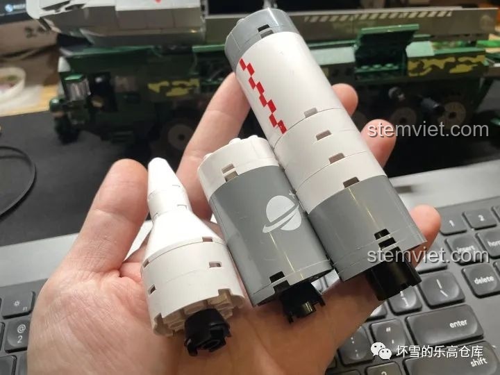 Các tầng động cơ bên trong mô hình tên lửa của bộ JAKI JK9105 Tàu Vận Chuyển Tên Lửa Hướng Dương, thể hiện chi tiết ẩn.