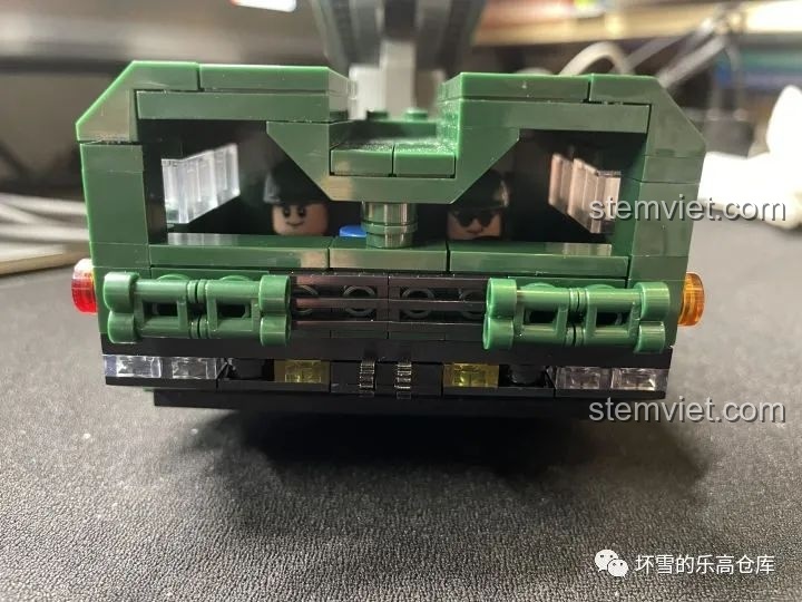 Góc nhìn từ phía sau của mô hình xe vận chuyển tên lửa JAKI JK9105 Tàu Vận Chuyển Tên Lửa Hướng Dương, thể hiện sự vững chãi và chi tiết.