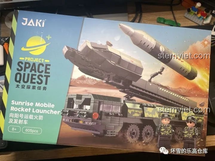 Hộp bộ đồ chơi lắp ráp JAKI JK9105 Tàu Vận Chuyển Tên Lửa Hướng Dương, hiển thị xe quân sự và tên lửa, mã sản phẩm JK9105, 605 mảnh ghép.