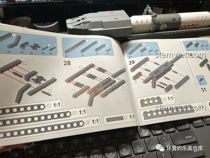 Sách hướng dẫn lắp ráp chi tiết của bộ JAKI JK9105 Tàu Vận Chuyển Tên Lửa Hướng Dương, hiển thị các bước lắp ráp phức tạp của giá đỡ tên lửa.