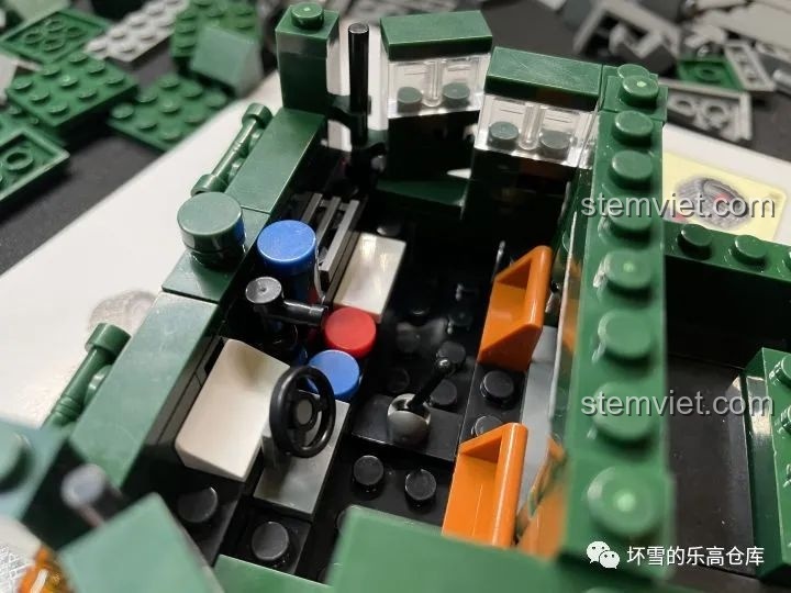 Chi tiết khoang lái bên trong xe vận chuyển tên lửa JAKI JK9105 Tàu Vận Chuyển Tên Lửa Hướng Dương, với vô lăng, nút bấm và cần gạt.