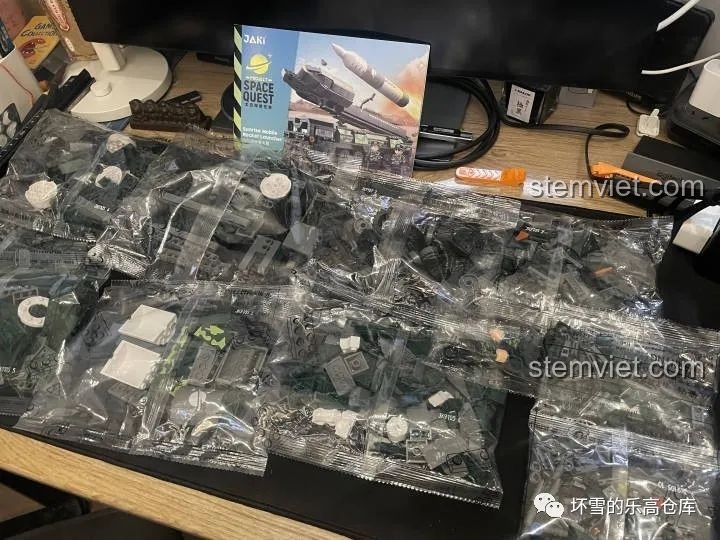 Các túi mảnh ghép của bộ JAKI JK9105 Tàu Vận Chuyển Tên Lửa Hướng Dương được sắp xếp gọn gàng, sẵn sàng cho quá trình lắp ráp.