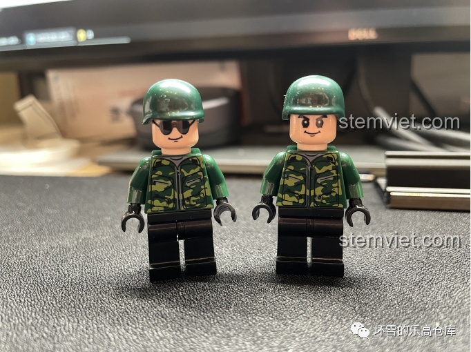Hai minifigure lính quân đội với trang phục rằn ri và mũ bảo hiểm, một người đeo kính râm, từ bộ JAKI JK9105 Tàu Vận Chuyển Tên Lửa Hướng Dương.