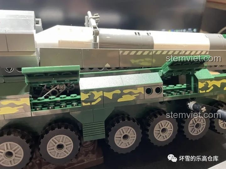 Cận cảnh nắp mở bên hông xe vận chuyển tên lửa JAKI JK9105 Tàu Vận Chuyển Tên Lửa Hướng Dương, cho thấy không gian bên trong.