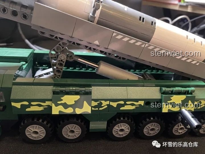 Cận cảnh tay quay điều khiển bệ phóng tên lửa của bộ JAKI JK9105 Tàu Vận Chuyển Tên Lửa Hướng Dương, cho phép nâng hạ tên lửa.