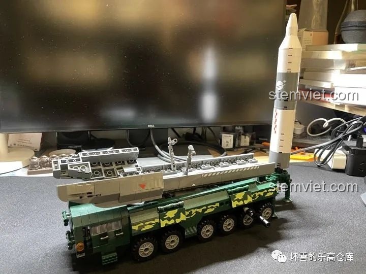 Mô hình tên lửa Hướng Dương của bộ JAKI JK9105 Tàu Vận Chuyển Tên Lửa Hướng Dương được dựng thẳng đứng trên xe phóng, sẵn sàng cất cánh.