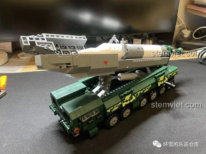 Mô hình xe vận chuyển tên lửa JAKI JK9105 Tàu Vận Chuyển Tên Lửa Hướng Dương với tên lửa đặt trên bệ phóng, sẵn sàng cho nhiệm vụ.