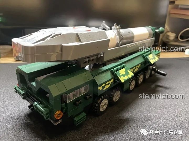 Mô hình xe vận chuyển tên lửa quân sự JAKI JK9105 Tàu Vận Chuyển Tên Lửa Hướng Dương đã hoàn thiện, với tên lửa đặt trên bệ phóng, màu xanh rằn ri.
