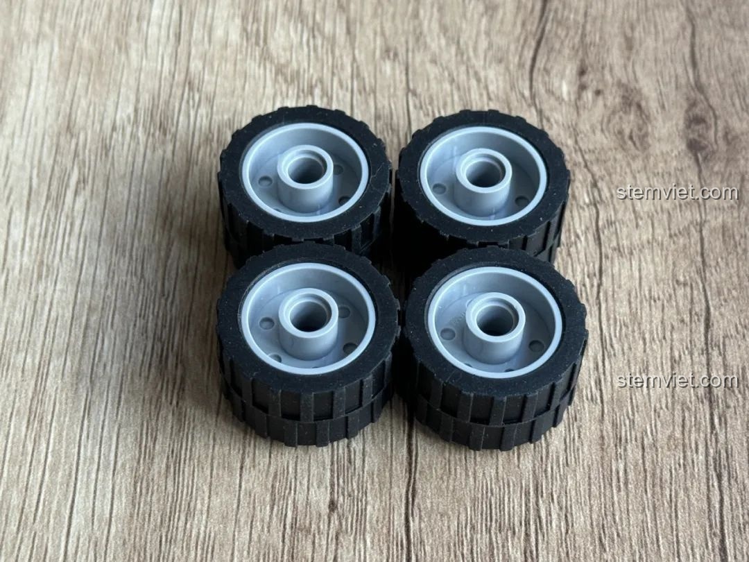 Bốn bánh xe của bộ lắp ráp JAKI JK9211 Xe Cứu Thương với lốp cao su và vành xe màu xám.