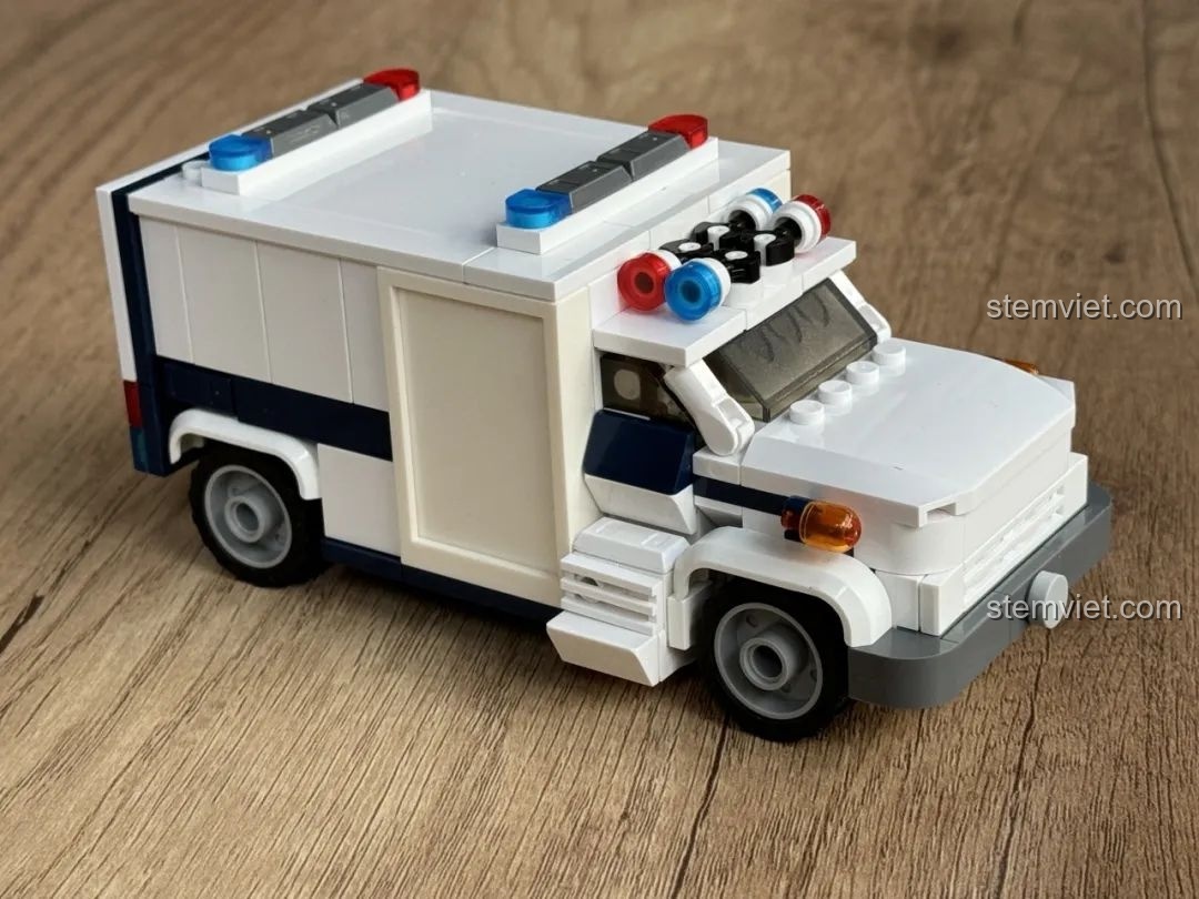 Mô hình xe cứu thương JAKI JK9211 đã hoàn thiện, nhìn từ góc 3/4 phía trước, sẵn sàng trưng bày.