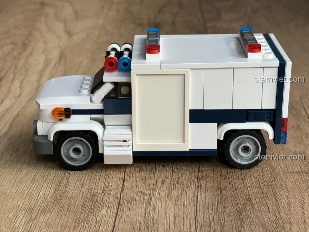 Mô hình xe cứu thương JAKI JK9211 đã hoàn thiện, nhìn từ bên hông, thể hiện chiều dài và tỷ lệ.