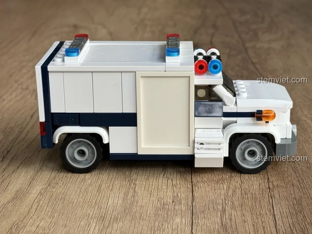 Tổng thể mô hình xe cứu thương JAKI JK9211 đã hoàn thiện, nhìn từ góc ngang bên phải, sẵn sàng trưng bày.