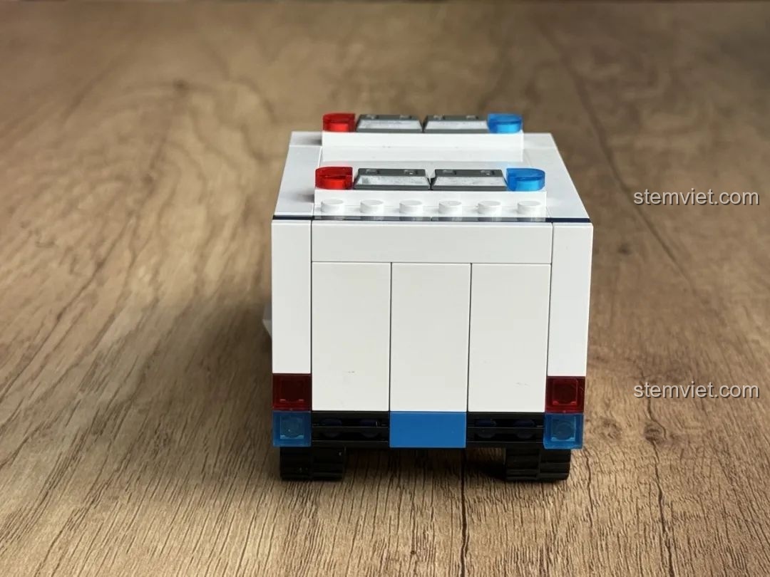 Cận cảnh mặt sau của mô hình xe cứu thương JAKI JK9211, với đèn hậu và các chi tiết nhỏ.