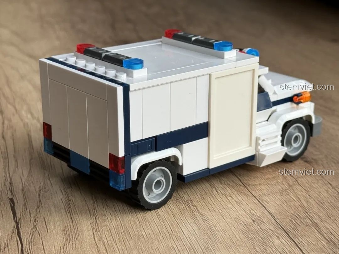 Mô hình xe cứu thương JAKI JK9211 đã hoàn thiện, nhìn từ phía sau, với cửa sau không mở được.