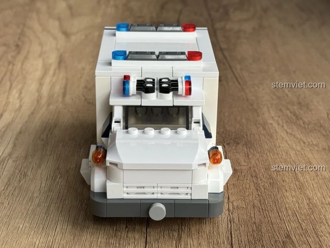 Cận cảnh mặt trước của mô hình xe cứu thương JAKI JK9211, với lưới tản nhiệt và đèn pha chi tiết.