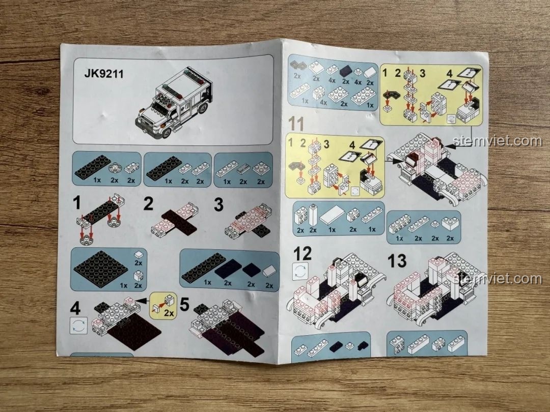 Sách hướng dẫn lắp ráp chi tiết của bộ đồ chơi JAKI JK9211 Xe Cứu Thương, minh họa rõ ràng từng bước.