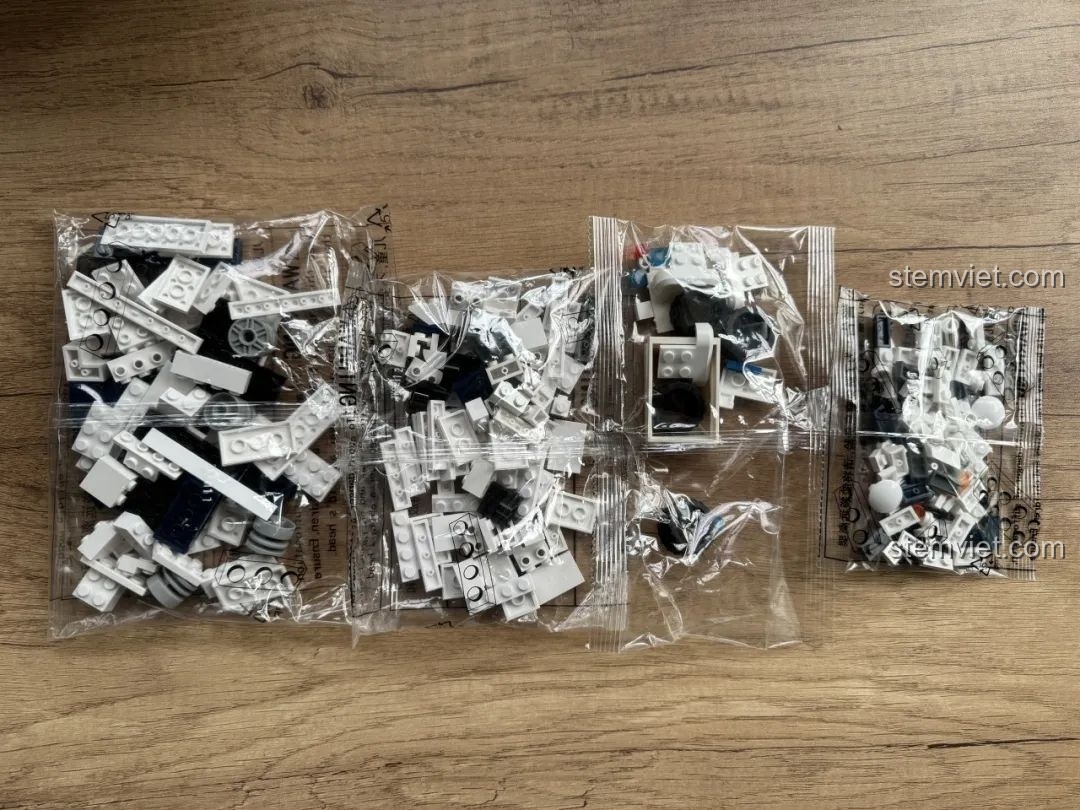 Bốn túi linh kiện nhựa ABS cao cấp của bộ lắp ráp JAKI JK9211 Xe Cứu Thương được đóng gói cẩn thận.