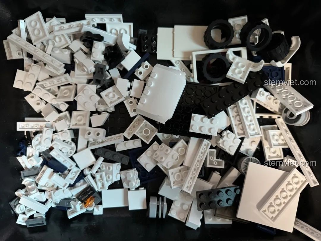 Các mảnh ghép nhựa ABS cao cấp của bộ lắp ráp JAKI JK9211 Xe Cứu Thương, màu sắc trắng và xanh đậm.