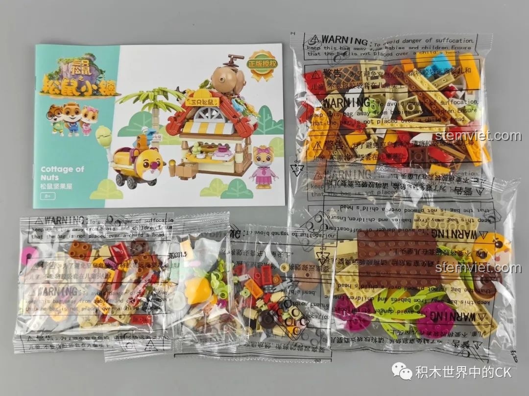 Bên trong hộp bộ lắp ráp JAKI Ngôi Nhà Hạt Dẻ gồm các túi chi tiết nhựa và sách hướng dẫn lắp ráp rõ ràng cho bé.
