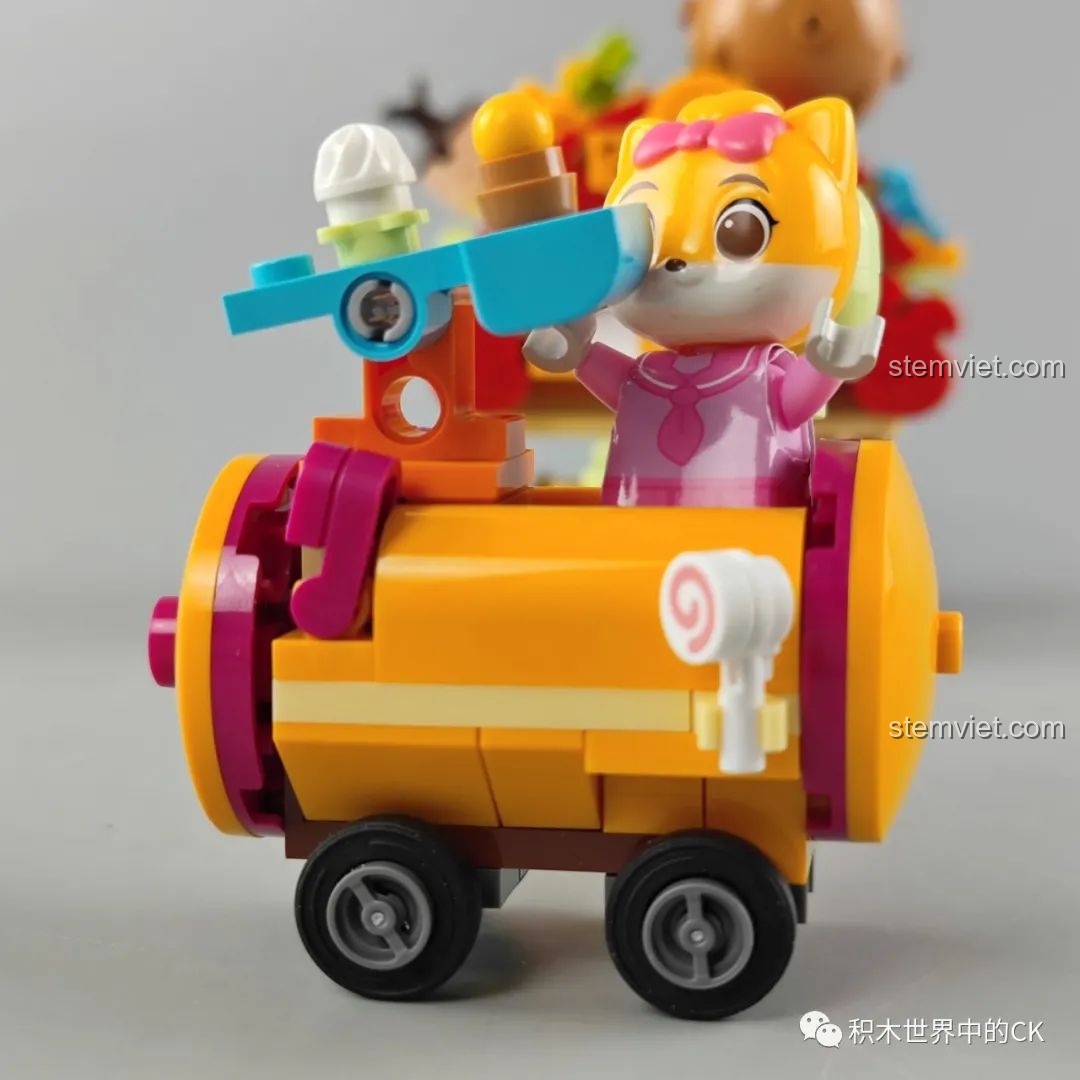 Minifigure sóc Tiểu Mỹ đang ngồi bên trong chiếc xe đẩy hàng, thể hiện khả năng tương tác và vui chơi của bộ lắp ráp JAKI.